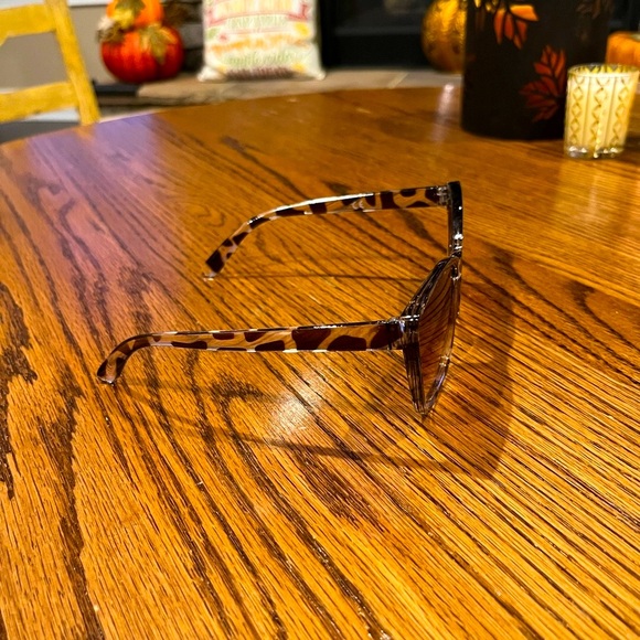 Sunglasses tortoiseshell design - Picture 2 of 4